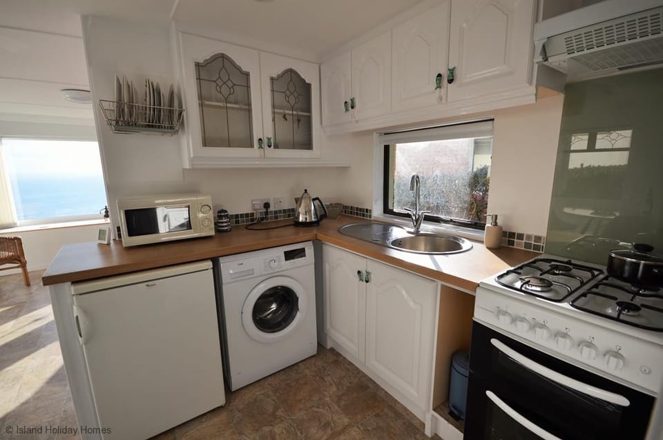 Cottage | Private kitchen | Oven, stovetop, dishwasher, cookware/dishes/utensils