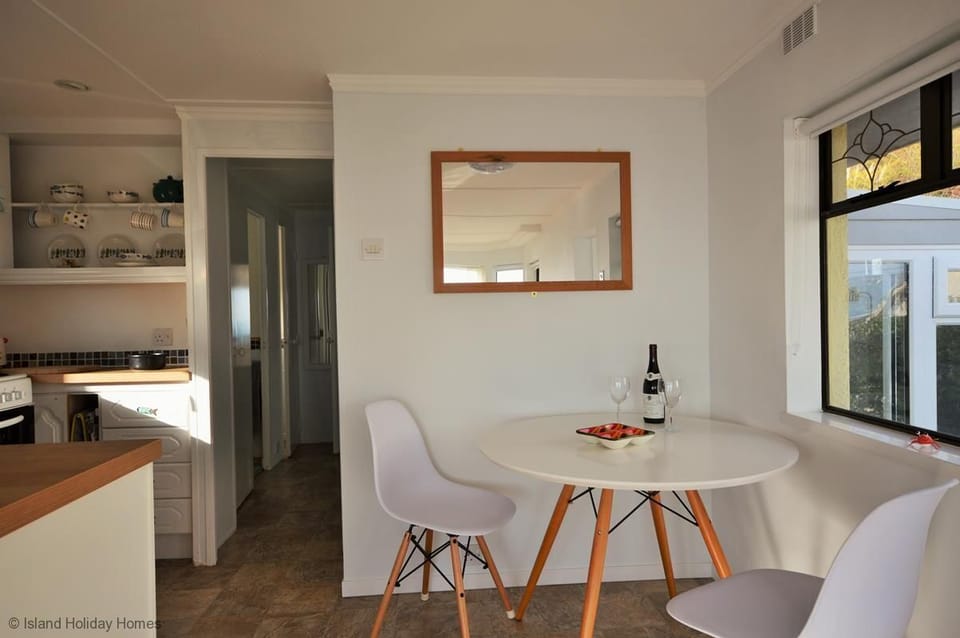 Cottage | Private kitchen | Oven, stovetop, dishwasher, cookware/dishes/utensils