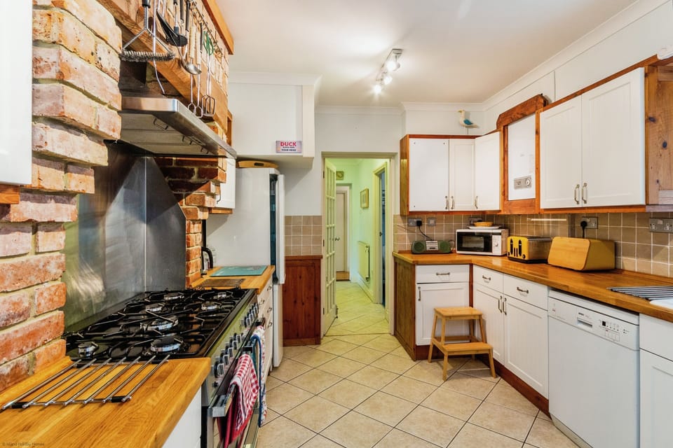 Cottage | Private kitchen | Oven, stovetop, dishwasher, highchair