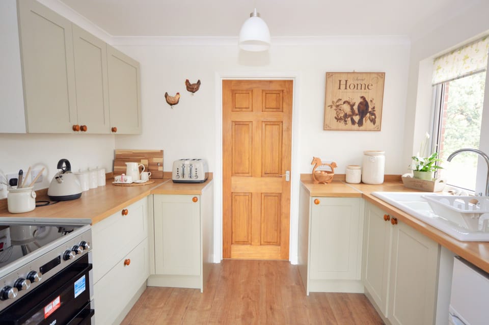 Cottage | Private kitchen | Fridge, microwave, oven, stovetop