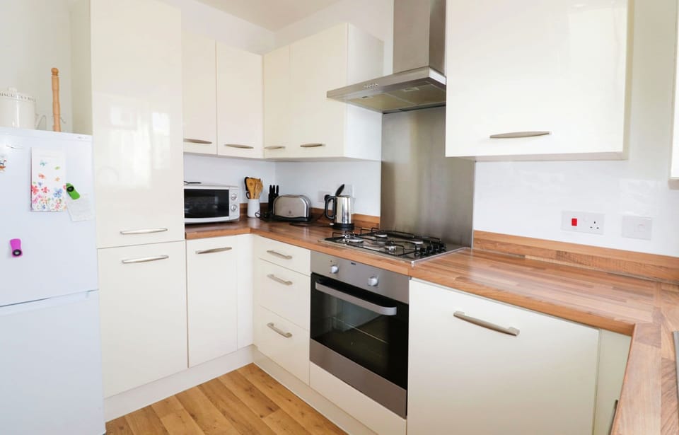 Cottage | Private kitchen | Fridge, microwave, oven, stovetop