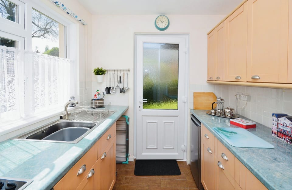 Cottage | Private kitchen | Fridge, microwave, oven, stovetop