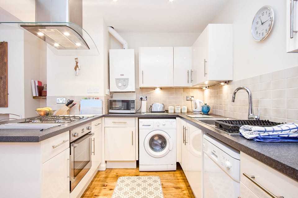 Cottage | Private kitchen | Fridge, microwave, oven, stovetop