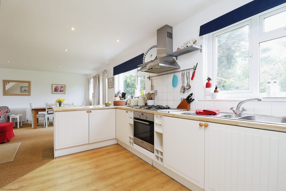 Cottage | Private kitchen | Oven, stovetop, dishwasher, highchair