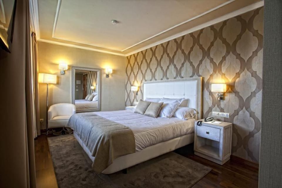 Double Room | Premium bedding, pillowtop beds, minibar, in-room safe