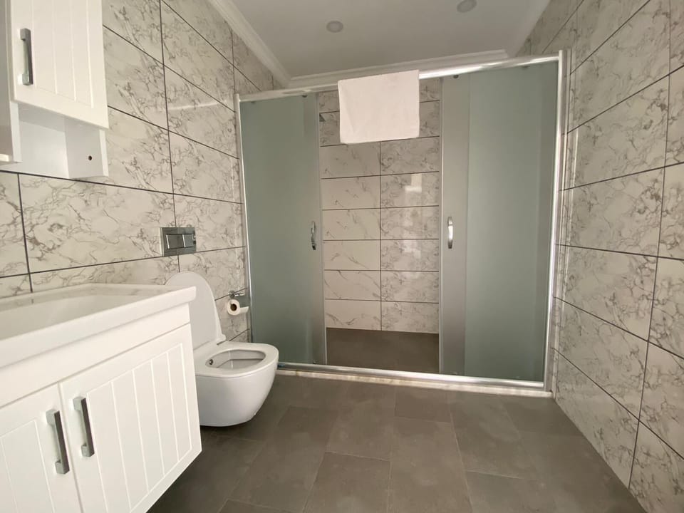Deluxe Room | Bathroom | Shower, free toiletries, hair dryer, towels