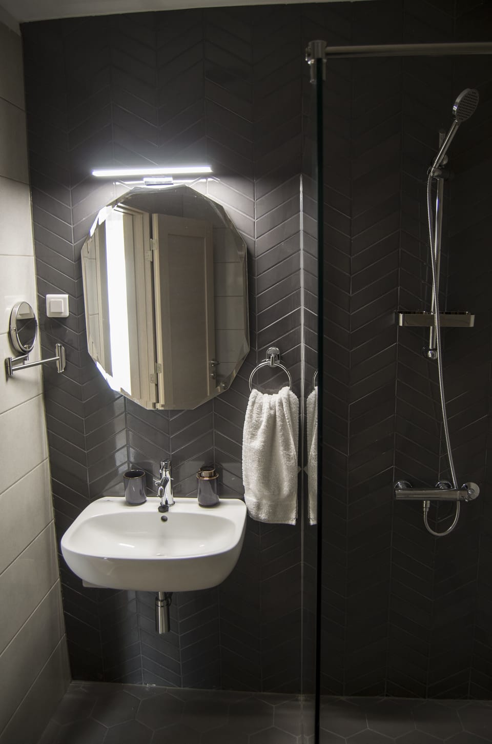 Deluxe Double or Twin Room | Bathroom | Shower, free toiletries, hair dryer, towels