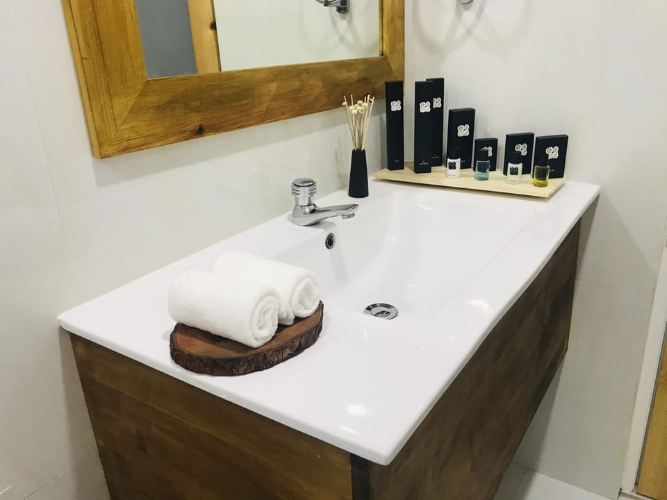 Shower, hydromassage showerhead, free toiletries, bathrobes