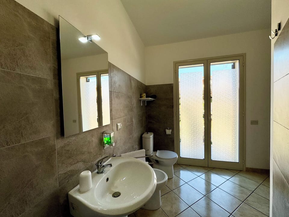 Comfort Double Room | Bathroom | Rainfall showerhead, hair dryer, bidet, towels