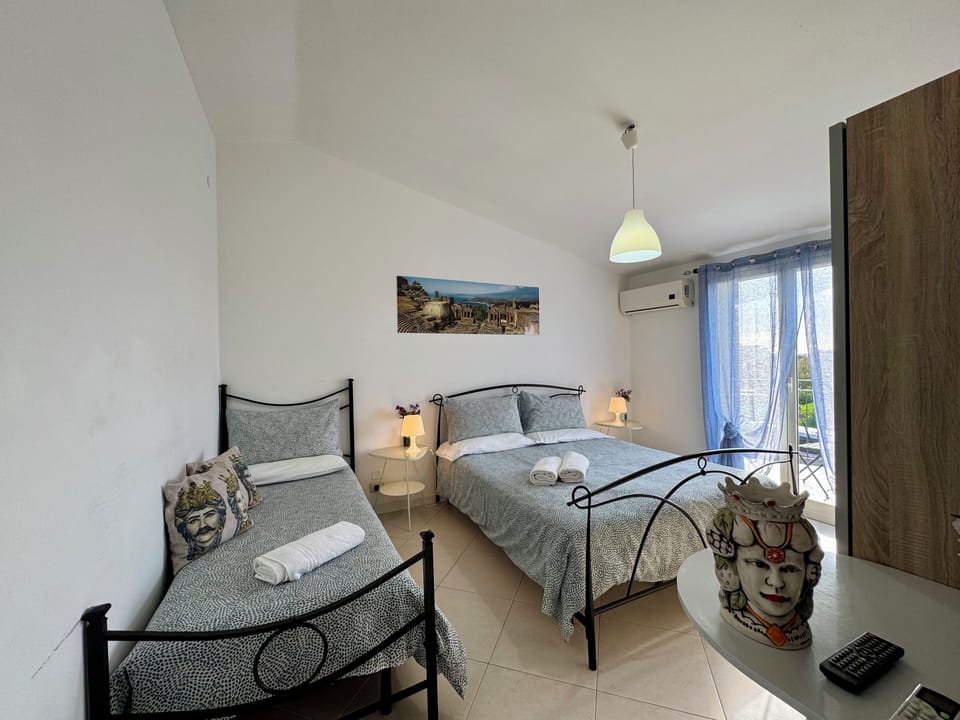 Comfort Triple Room | Minibar, desk, free WiFi, bed sheets