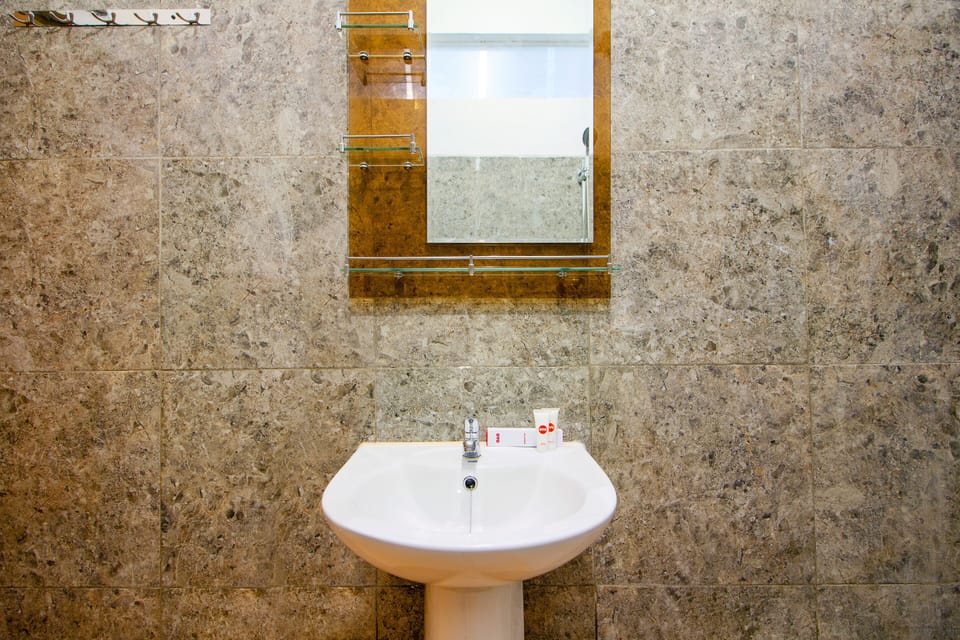 Deluxe Double Room | Bathroom | Shower, towels