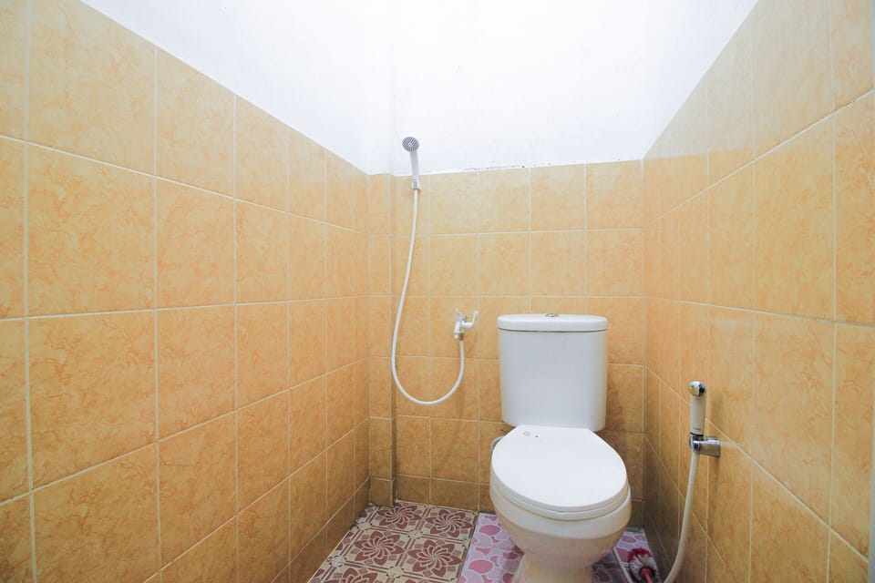 Economy Twin Room | Bathroom | Shower, towels