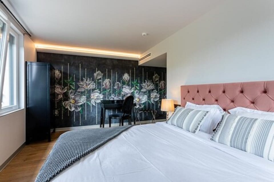Suite | Desk, laptop workspace, soundproofing, cribs/infant beds