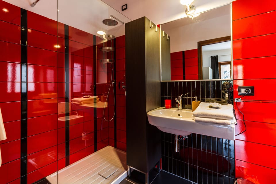 Deluxe Double Room, Ensuite, City View (Camera Matrimoniale) | Bathroom | Shower, free toiletries, hair dryer, towels
