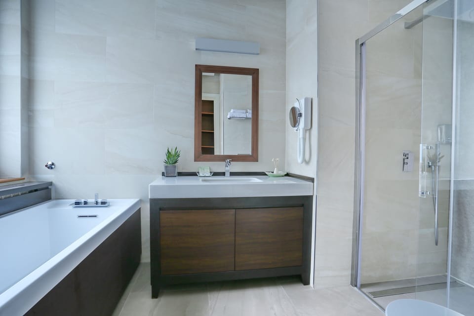 Superior Suite | Bathroom | Shower, free toiletries, hair dryer, bathrobes