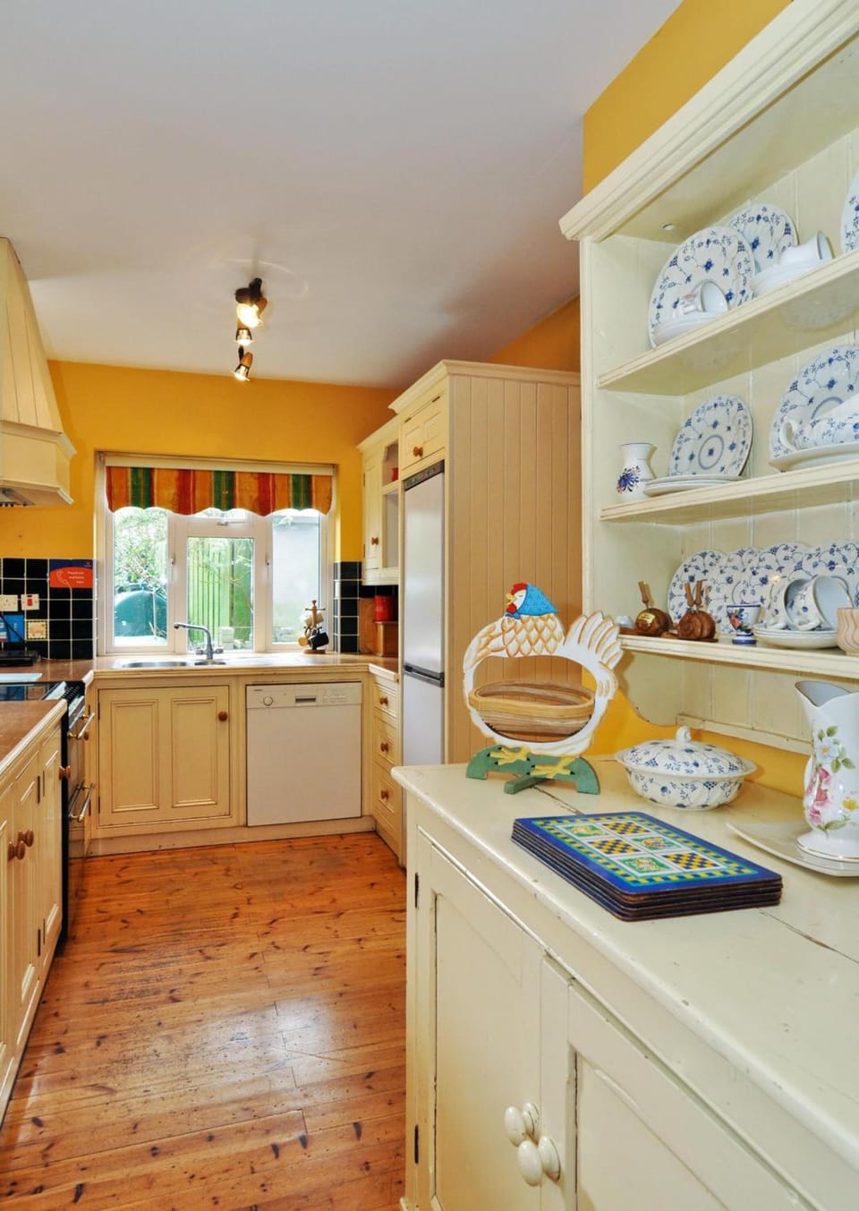 Grove Cottage | Private kitchen | Fridge, coffee/tea maker