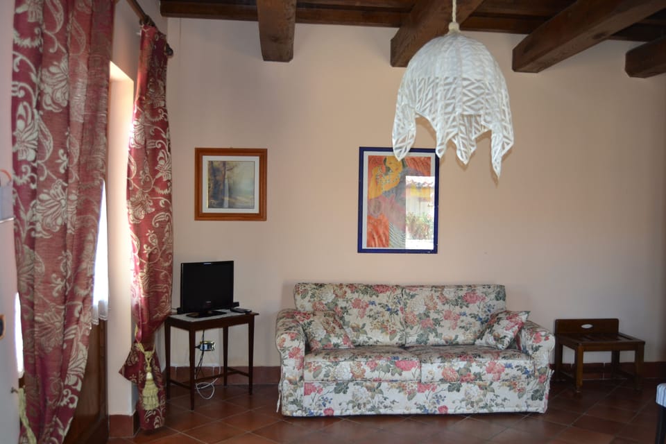 Standard Triple Room | Living room | TV
