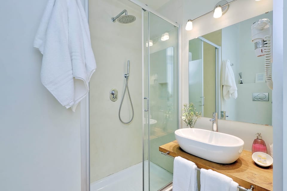 Superior Double Room | Bathroom | Shower, rainfall showerhead, free toiletries, hair dryer