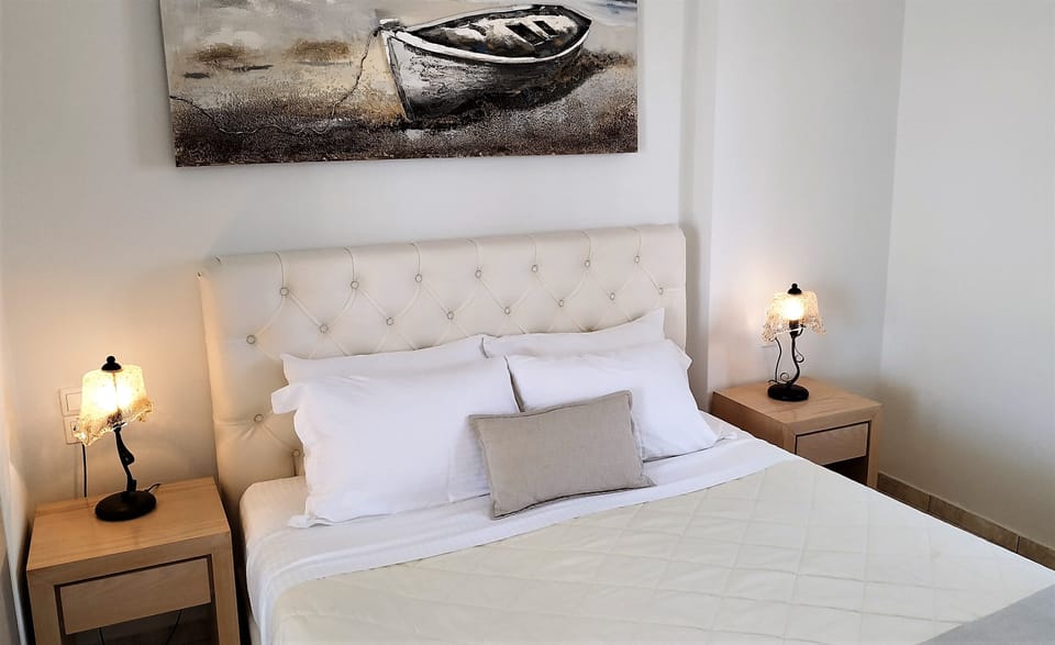 Premier Room (Caldera view) | Pillowtop beds, minibar, in-room safe, soundproofing