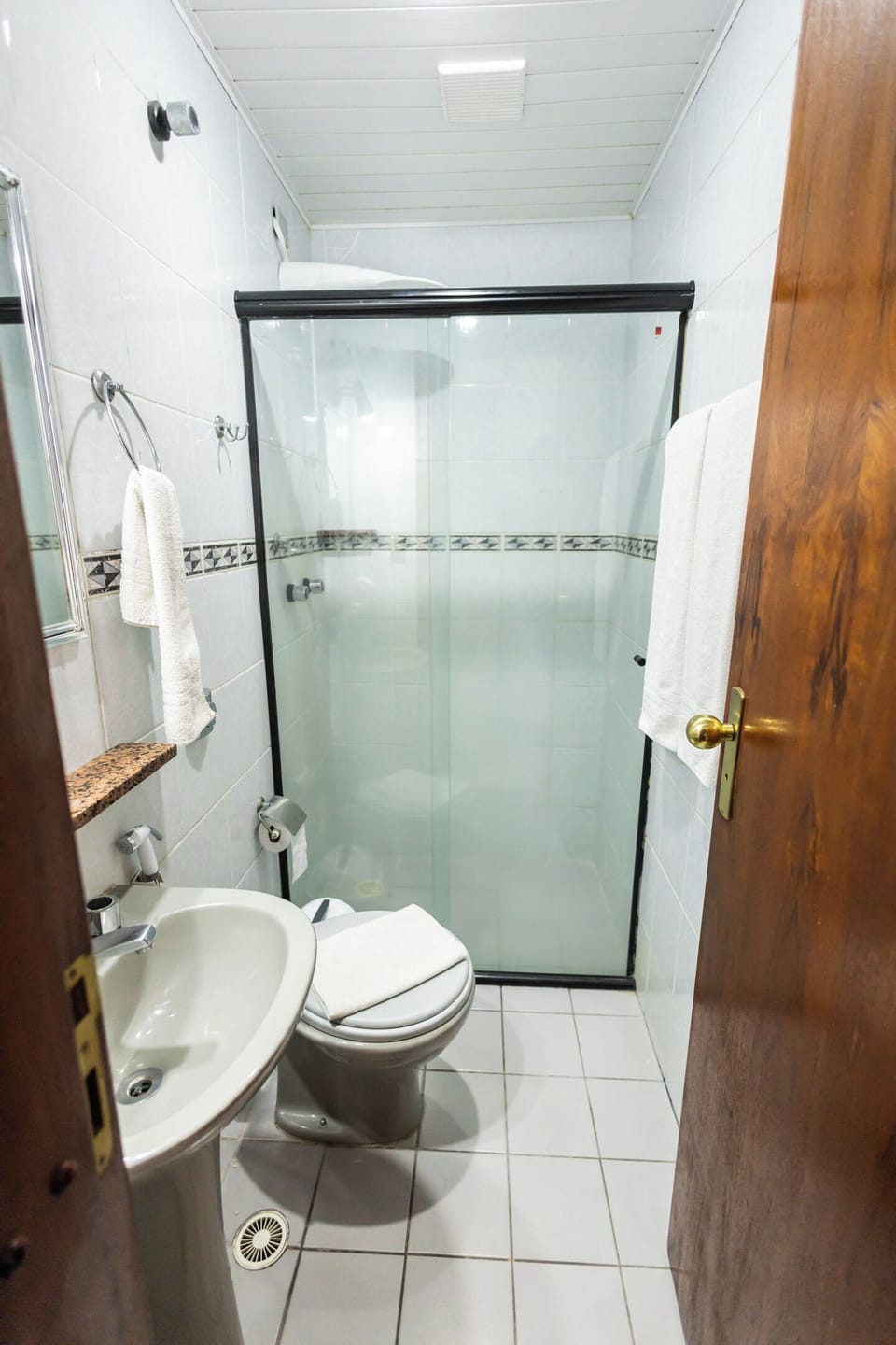 Basic Twin Room | Minibar, in-room safe, desk, blackout drapes