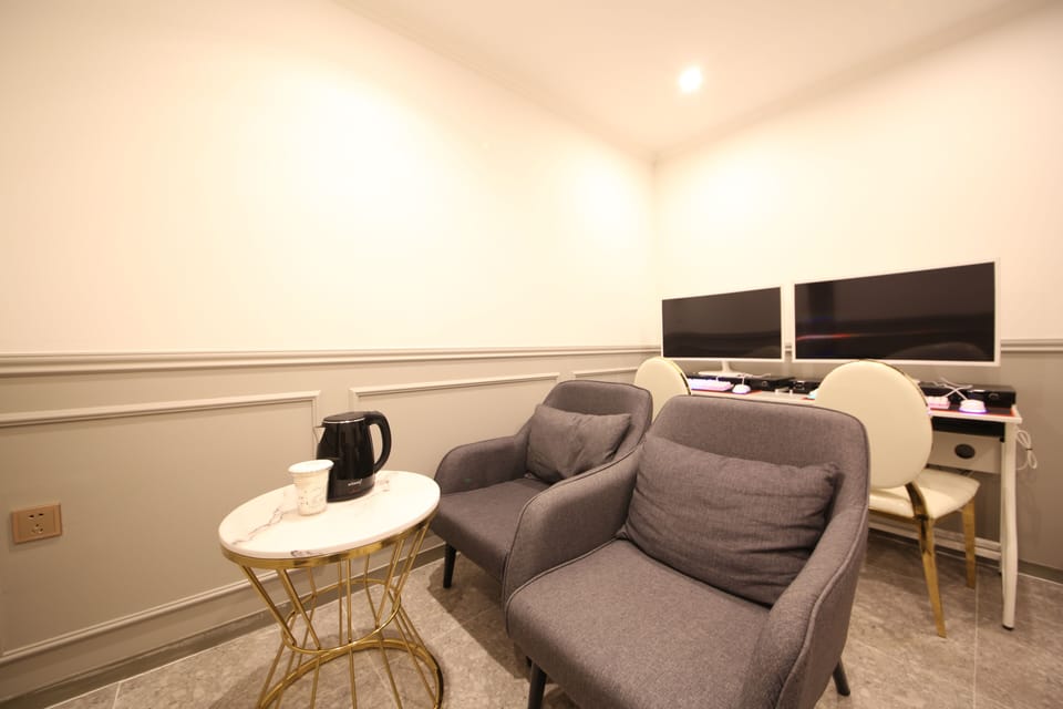 Deluxe Double Room | Living area | Flat-screen TV, computer