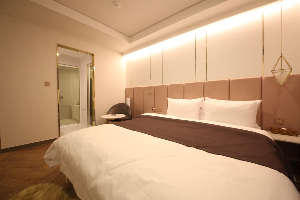Standard Double Room | Desk, laptop workspace, blackout drapes, soundproofing