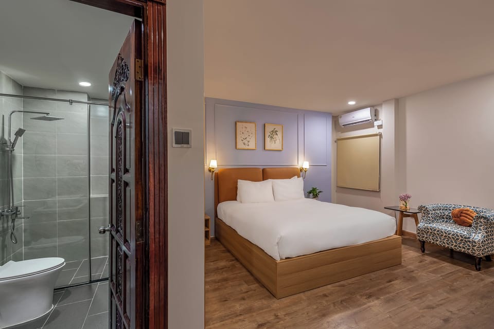 Standard Double Room | Living area | 40-inch flat-screen TV with cable channels, TV