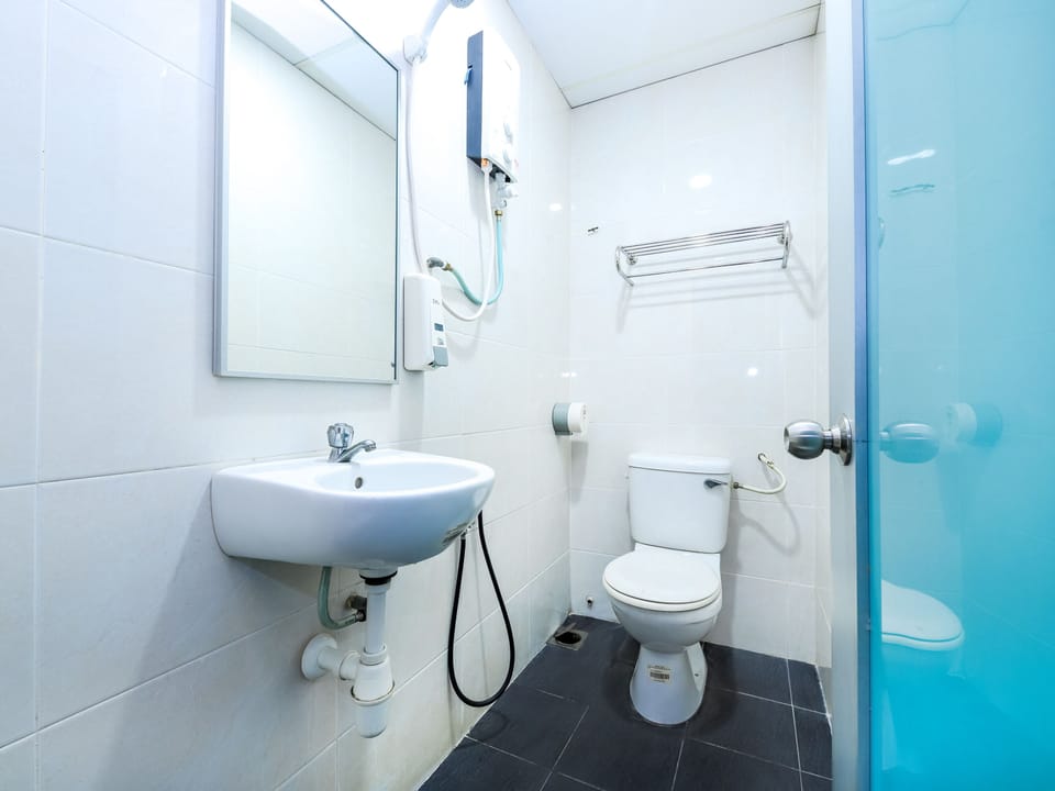 Deluxe Twin Room | Bathroom | Shower, rainfall showerhead, free toiletries, bidet