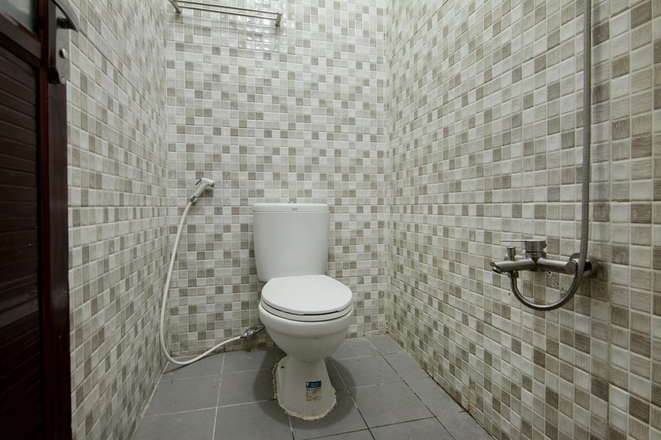 Standard Double Room | Bathroom | Shower, towels