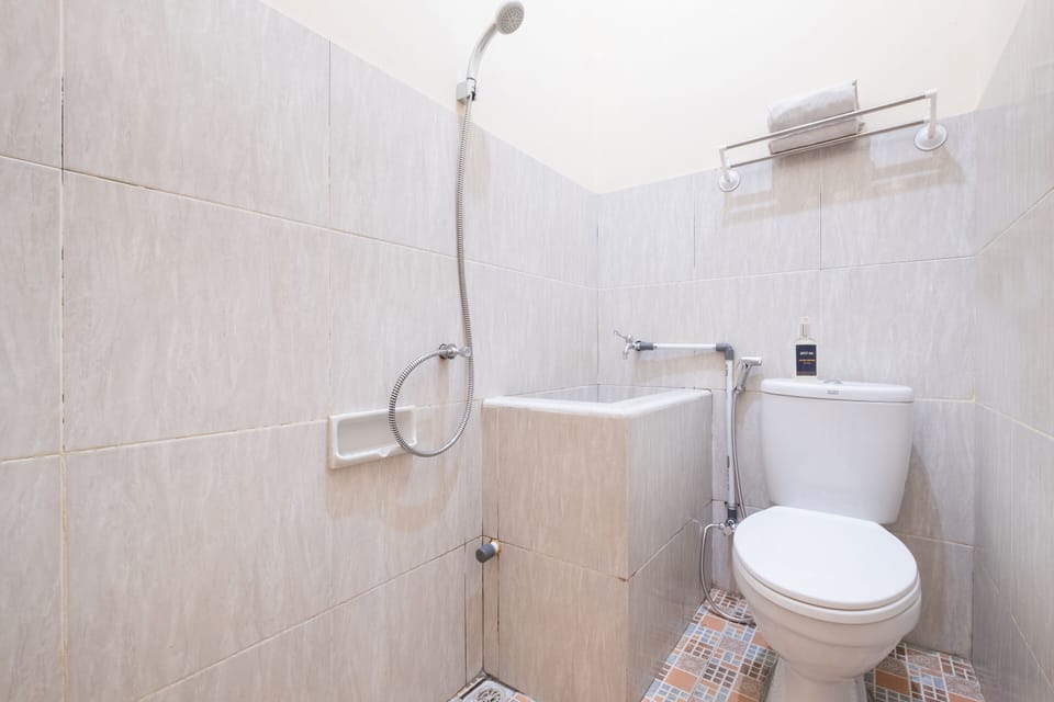 Economy Triple Room | Bathroom | Shower, towels