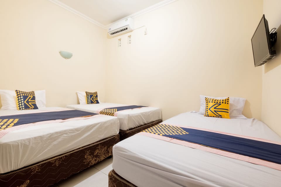 Economy Triple Room | Desk, free WiFi, bed sheets