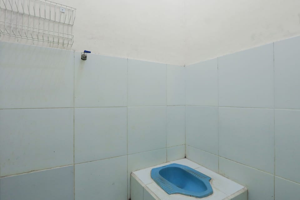 Economy Double Room | Bathroom | Shower, towels