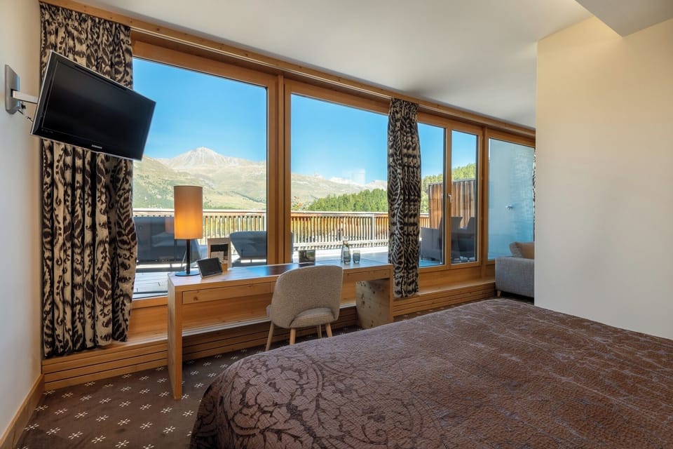 Junior Suite (Alpine) | Hypo-allergenic bedding, minibar, in-room safe, desk