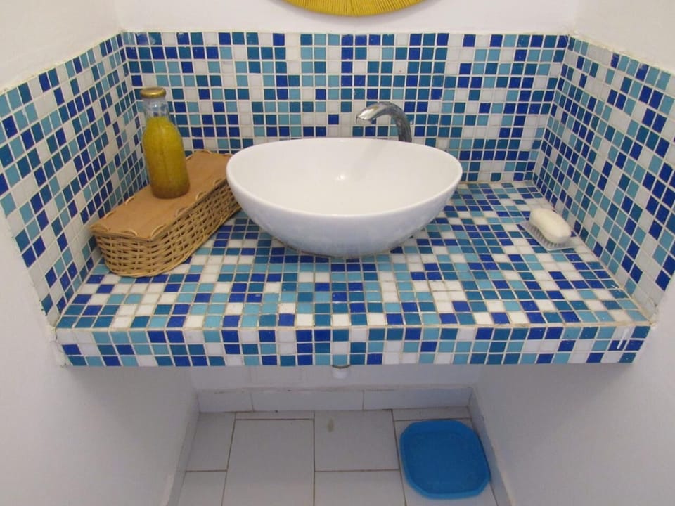 Bathroom sink