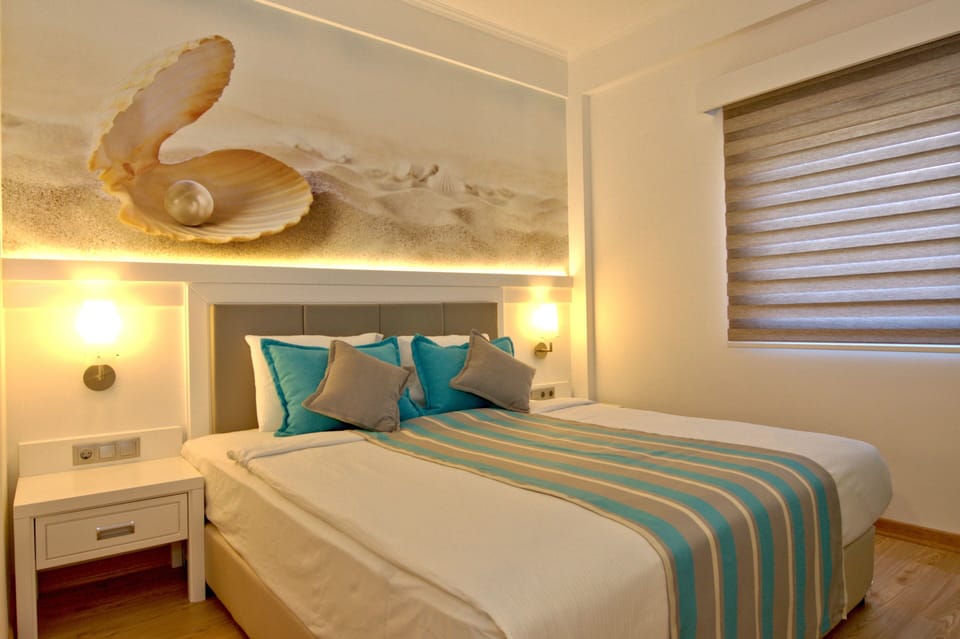 In-room safe, desk, WiFi (free), bed sheets