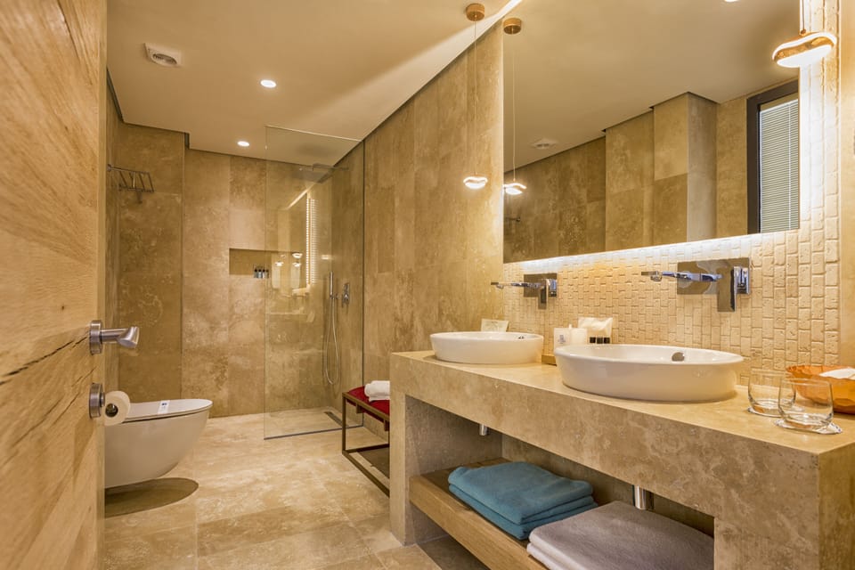 Sea view Terrace Suite | Bathroom | Free toiletries, hair dryer, slippers, towels
