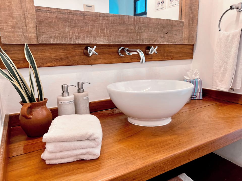 Deluxe Room | In-room safe, WiFi (free), bed sheets