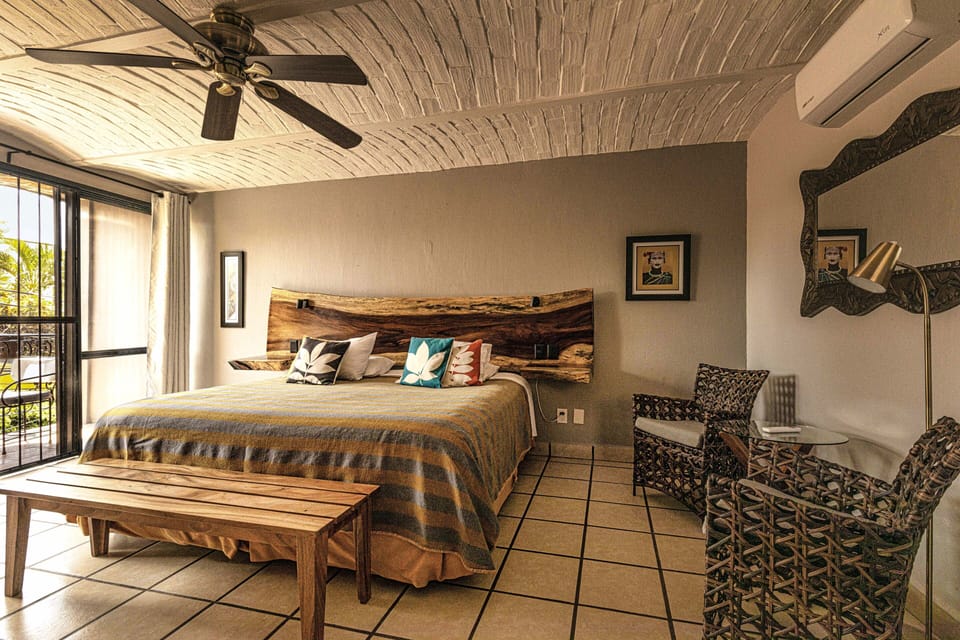 1 El Sol : 1 King bed, Private Balcony | Premium bedding, individually decorated, individually furnished