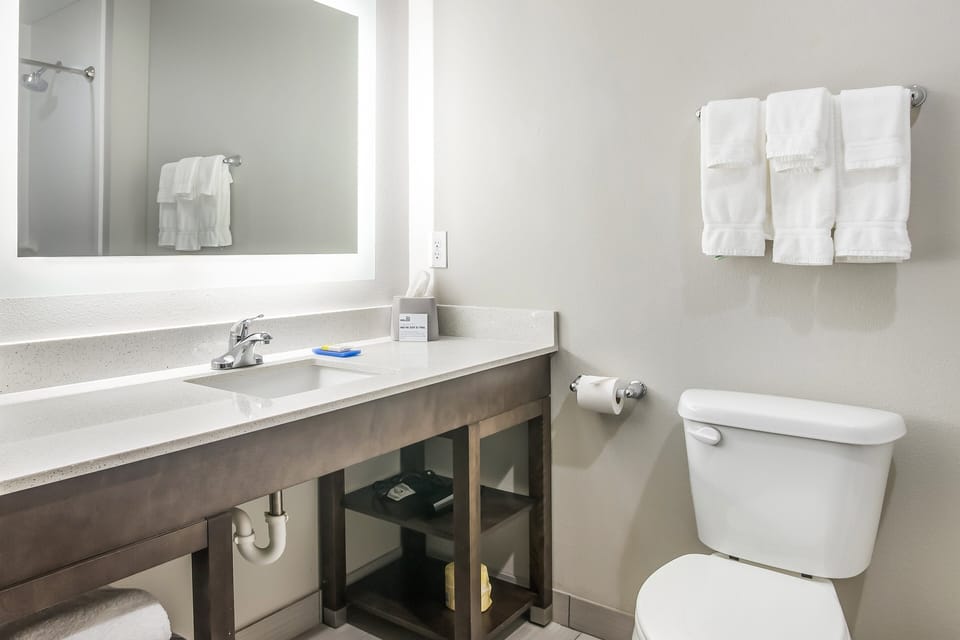 Combined shower/tub, designer toiletries, hair dryer, towels