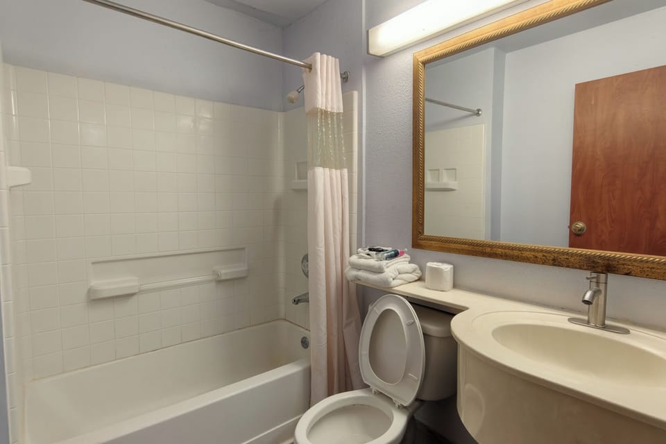 Room, 2 Queen Beds, Non Smoking | Bathroom | Combined shower/tub, towels