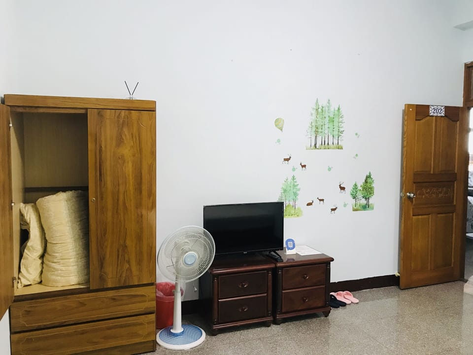 Double Room | Desk, free WiFi, bed sheets