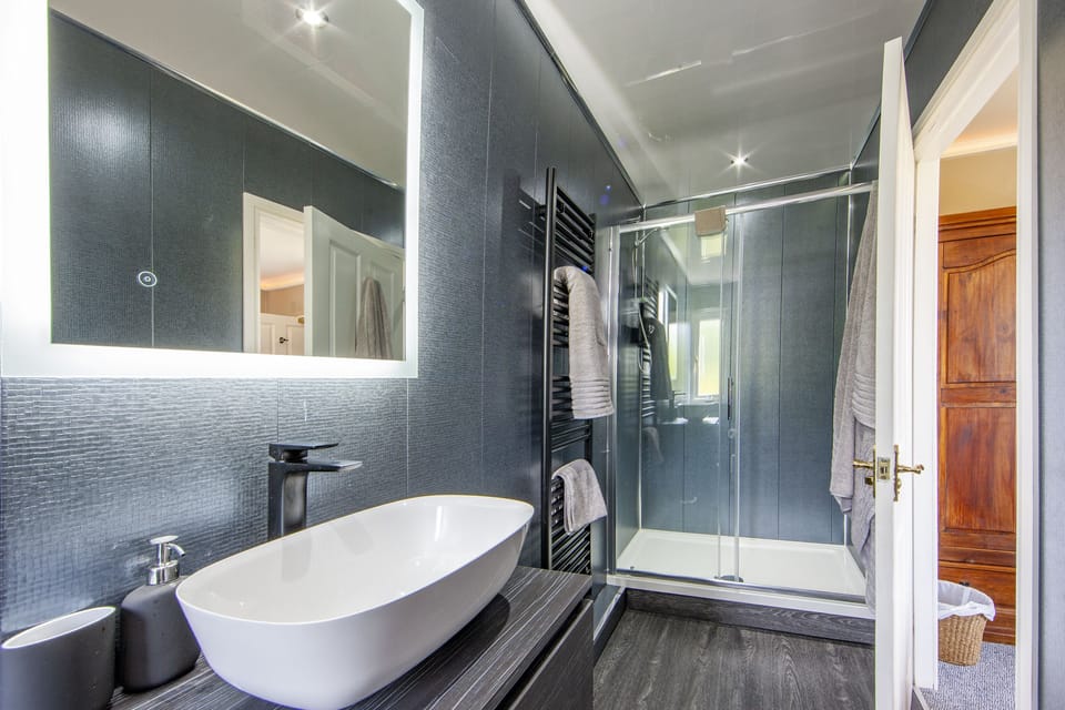 Room (C - Standard Double Room (Arran)) | Bathroom | Free toiletries, hair dryer, towels