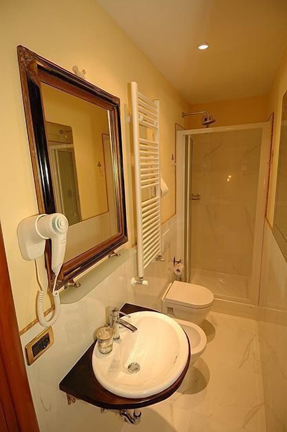 Superior Double or Twin Room | Bathroom | Shower, free toiletries, hair dryer, towels