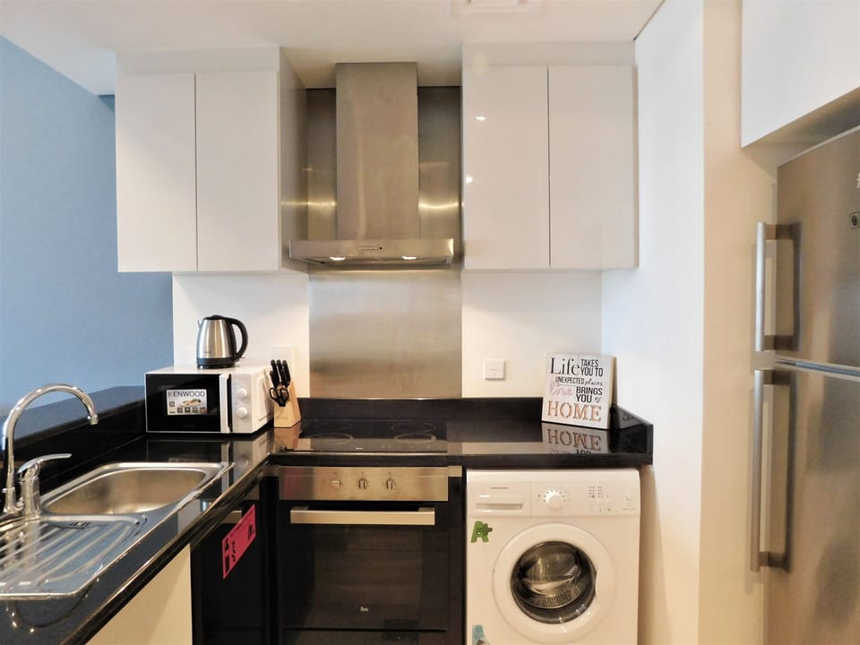 Deluxe Apartment, 1 Bedroom | Private kitchenette | Fridge, microwave, oven, stovetop