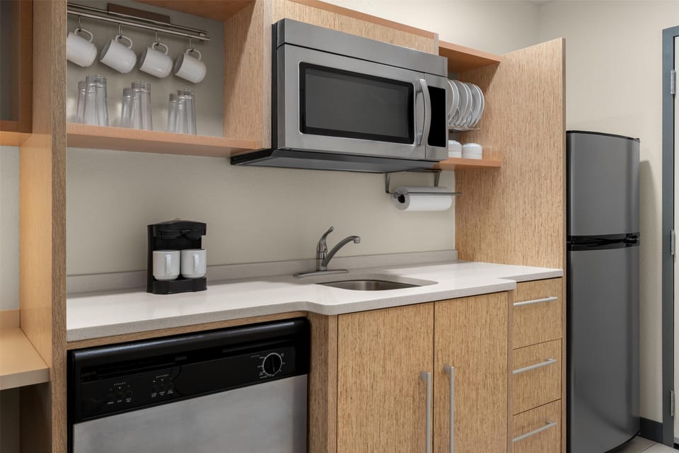 Full-size fridge, microwave, stovetop, dishwasher