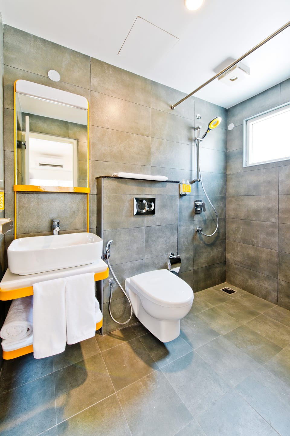 Standard Twin Room | Bathroom | Shower, rainfall showerhead, free toiletries, hair dryer