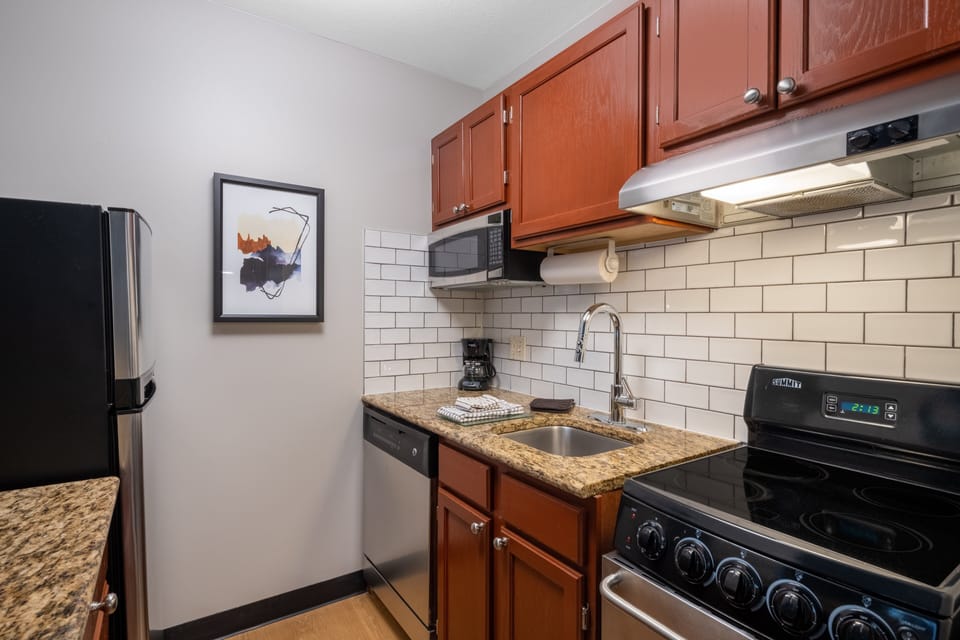 Coffee/tea maker, full-size fridge, microwave, oven