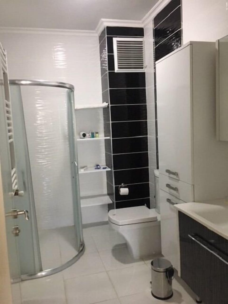 Shower, hydromassage showerhead, free toiletries, hair dryer