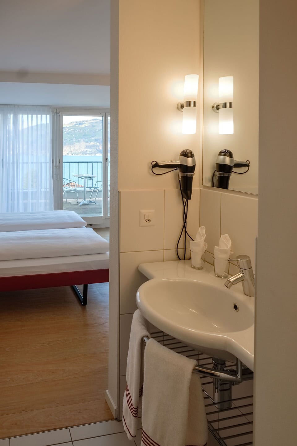 Double Room | Bathroom | Shower, free toiletries, hair dryer, towels