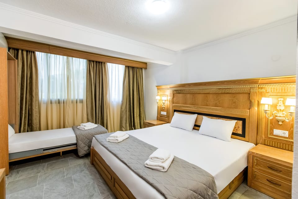 Economy Triple Room | In-room safe, laptop workspace, soundproofing, WiFi (free)